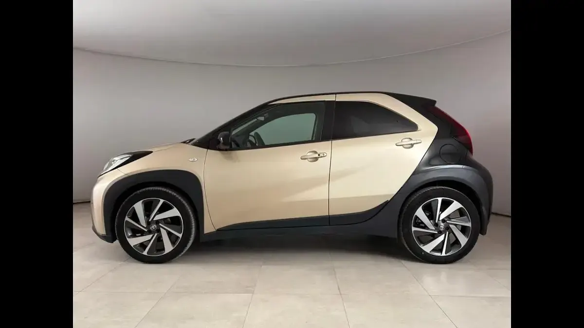 Second-hand Toyota Aygo X Lounge 72 CP (52 kW) 2022 Bej SUV