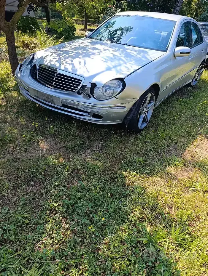 Usata Mercedes E220 150 CV (110 kW) 2002 Grigio Berlina
