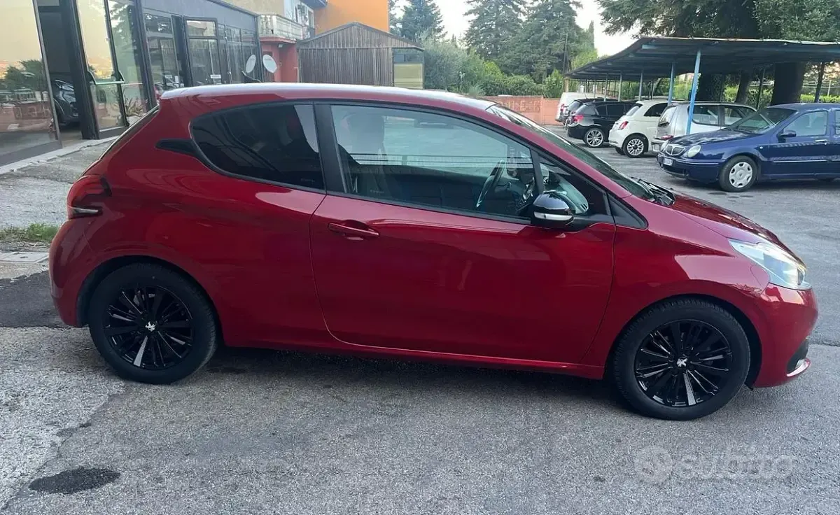 Usata Peugeot 208 Allure 75 CV (55 kW) 2018 Rosso Utilitaria