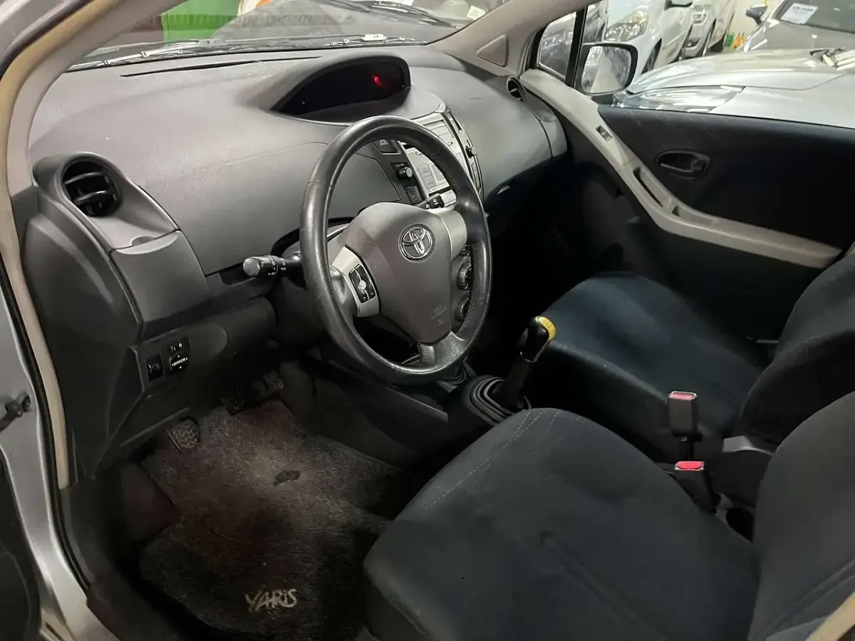 Usata Toyota Yaris 90 CV (66 kW) 2006 Grigio Utilitaria