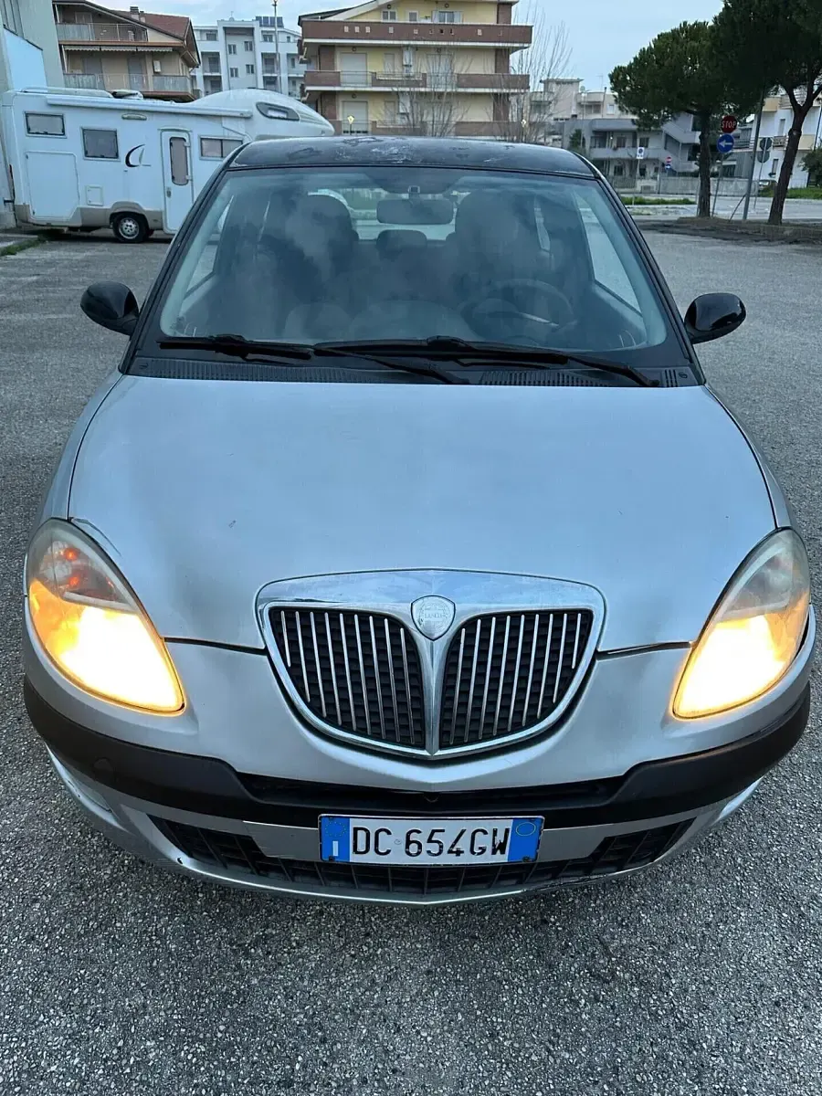 Usata Lancia Ypsilon 60 CV (44 kW) 2006 Argento Utilitaria