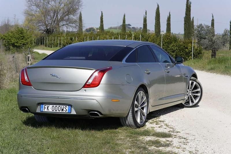 Usata Jaguar XJ Premium Luxury 275 CV (202 kW) 2012 Argento Berlina
