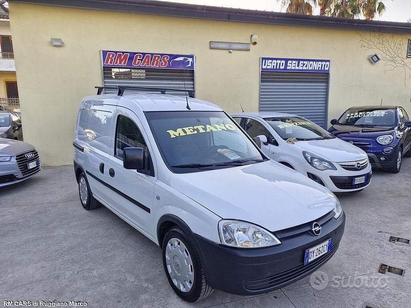Bianco Usata 2009 Opel Combo Monovolume | 2500 € (Cara) - Immagine 1/4