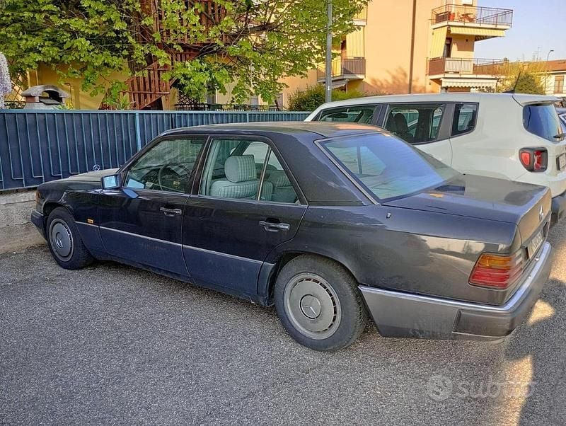 Usata Mercedes E200 1989 Nero Berlina