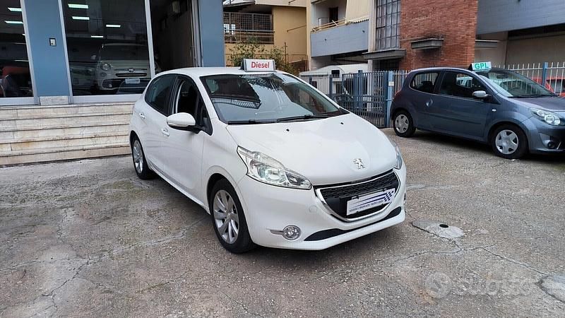 Usata Peugeot 208 68 CV (50 kW) 2013 Bianco Utilitaria
