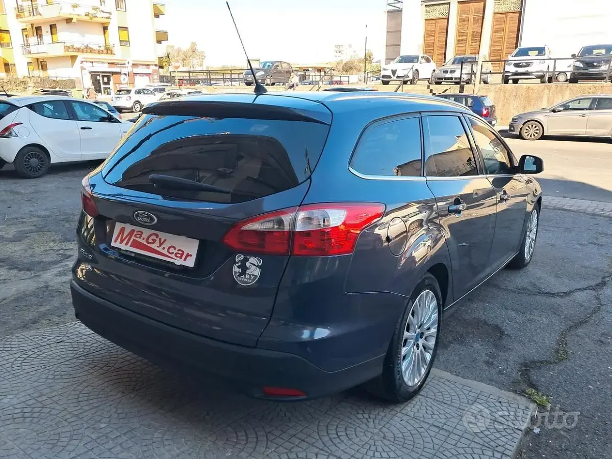 Käytetty Ford Focus Titanium 116 HP (85 kW) 2011 Harmaa Farmari