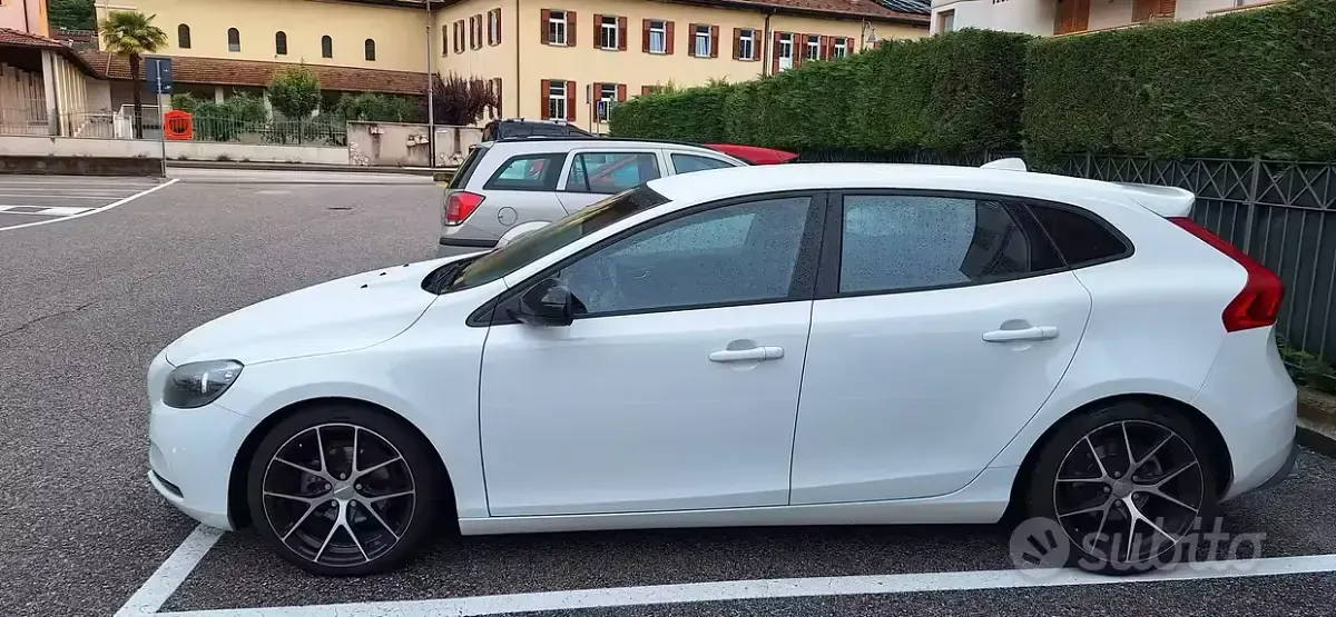 Usata Volvo V40 120 CV (88 kW) 2016 Bianco Coupé