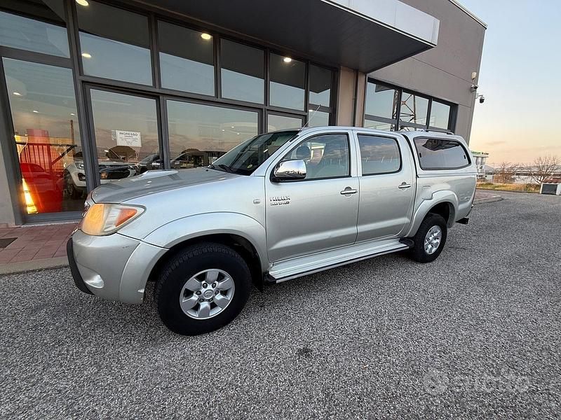 Usata Toyota HiLux SR 171 CV (125 kW) 2007 Grigio Pick-up