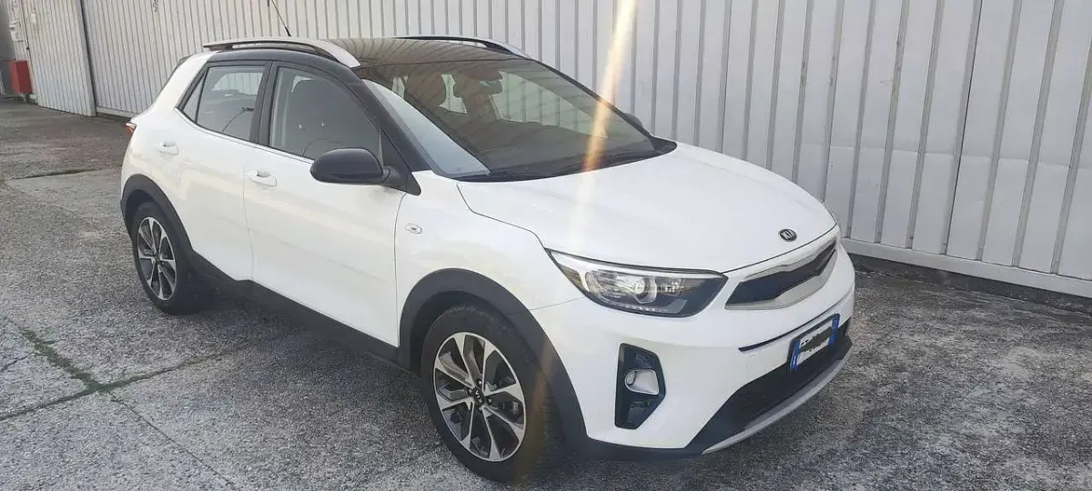 Usata Kia Stonic Style 97 CV (71 kW) 2019 Bicolor bianco/nera SUV