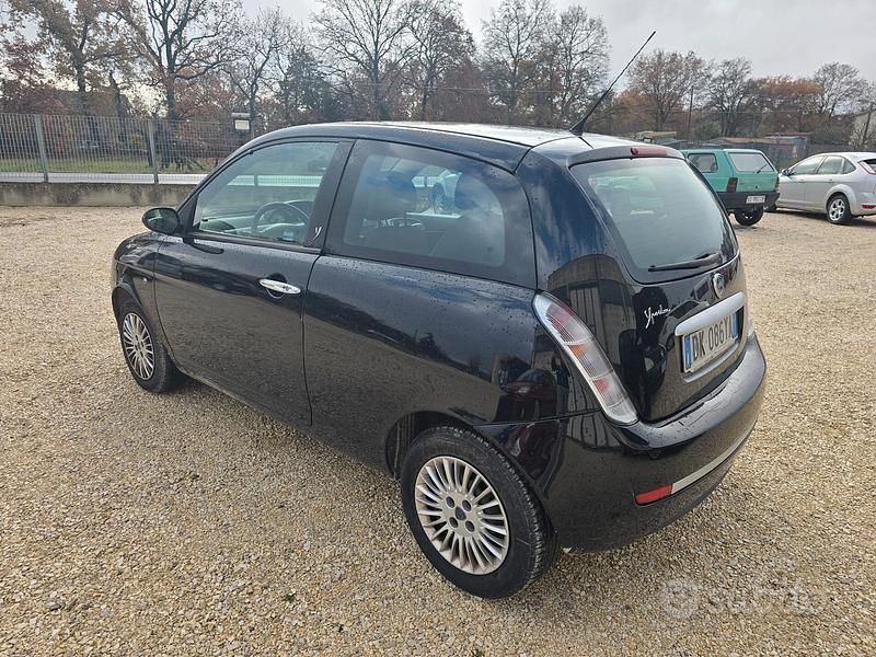 Usado Lancia Ypsilon 69 HP (50 kW) 2008 Preto Citadino