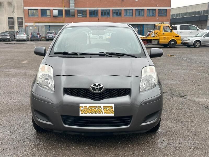 Usata Toyota Yaris 69 CV (50 kW) 2009 Grigio Berlina