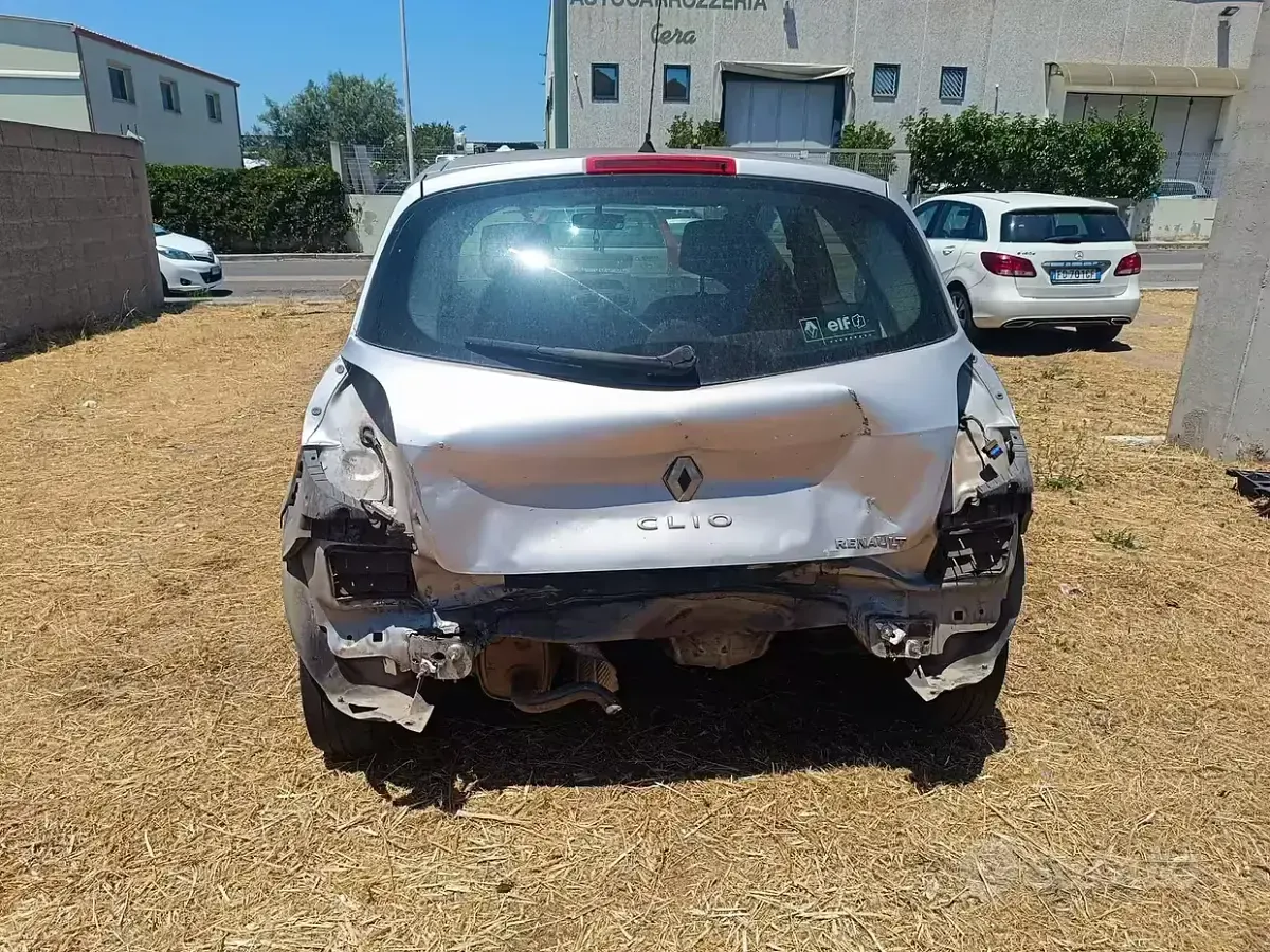 Usata Renault Clio II 75 CV (55 kW) 2005 Grigio Berlina