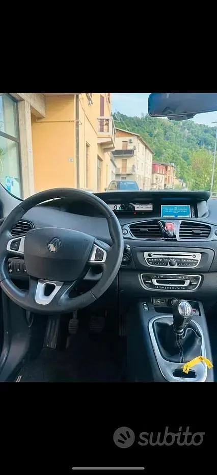 Käytetty Renault Scenic E-Tech Luxe 130 HP (95 kW) 2011 Musta Tila-auto