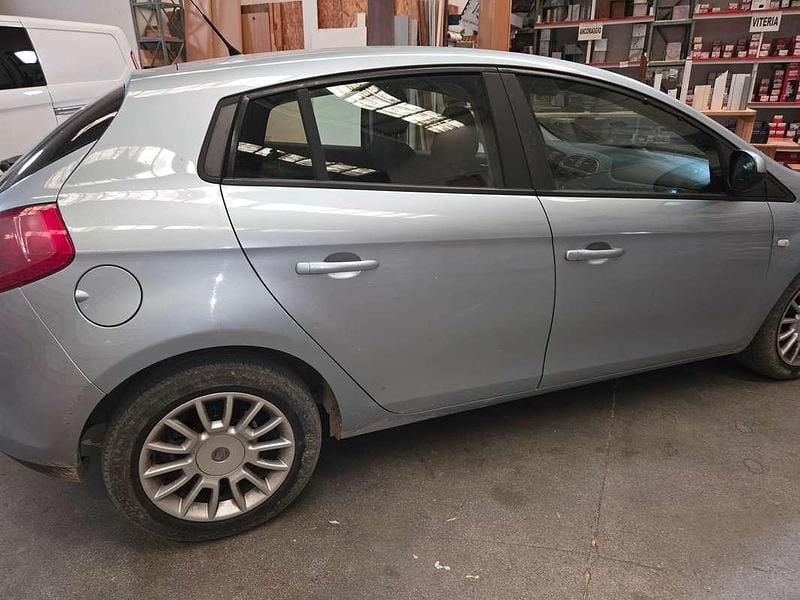 Blu/azzurro Usata 2007 Fiat Bravo Active Due volumi | 1500 € (Ottimo prezzo) - Immagine 1/4