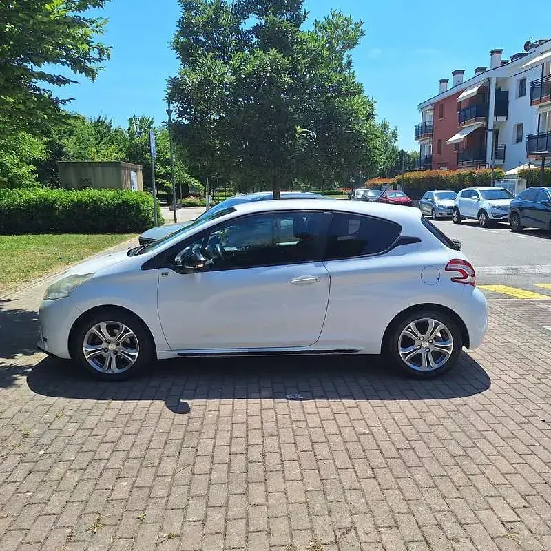 Usata Peugeot 208 Access 82 CV (60 kW) 2012 Bianco Utilitaria