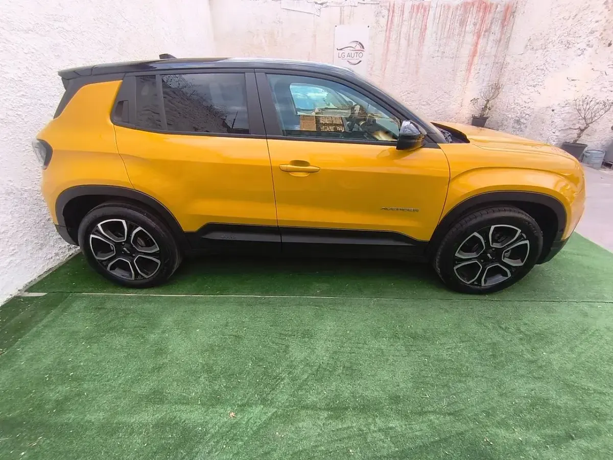 Usata Jeep Avenger 61 kW (84 CV) 2023 Oro SUV