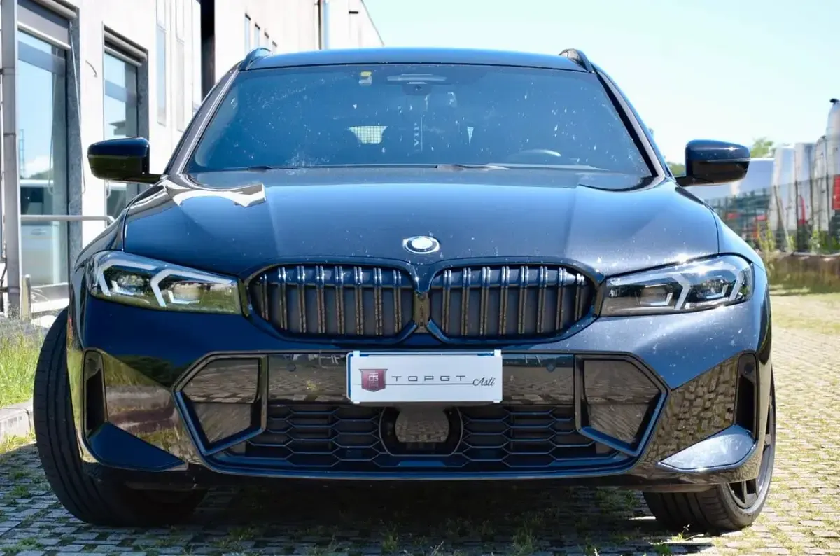 Begagnad BMW 320e M Sport 190 HK (139 kW) 2024 Svart Kombi
