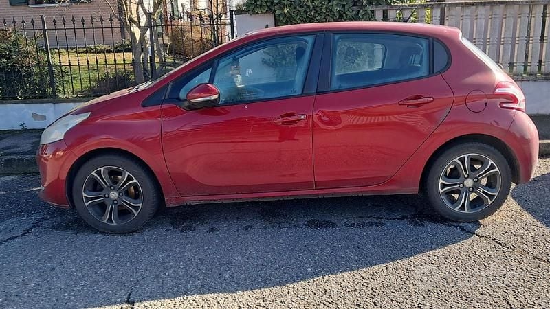 Usata Peugeot 208 Allure 2015 Rosso Utilitaria
