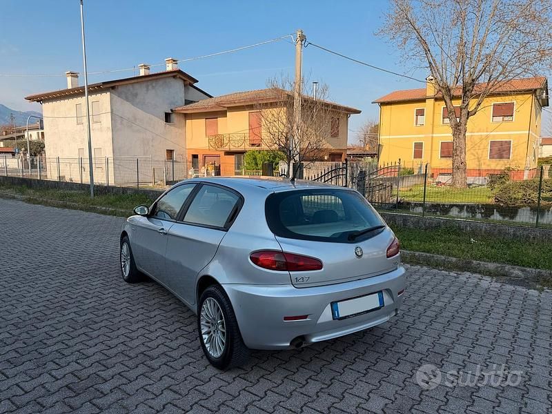 Usata Alfa Romeo 147 120 CV (88 kW) 2007 Grigio Utilitaria