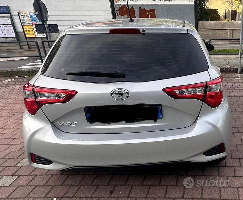 Usata Toyota Yaris 111 CV (81 kW) 2018 Argento Utilitaria