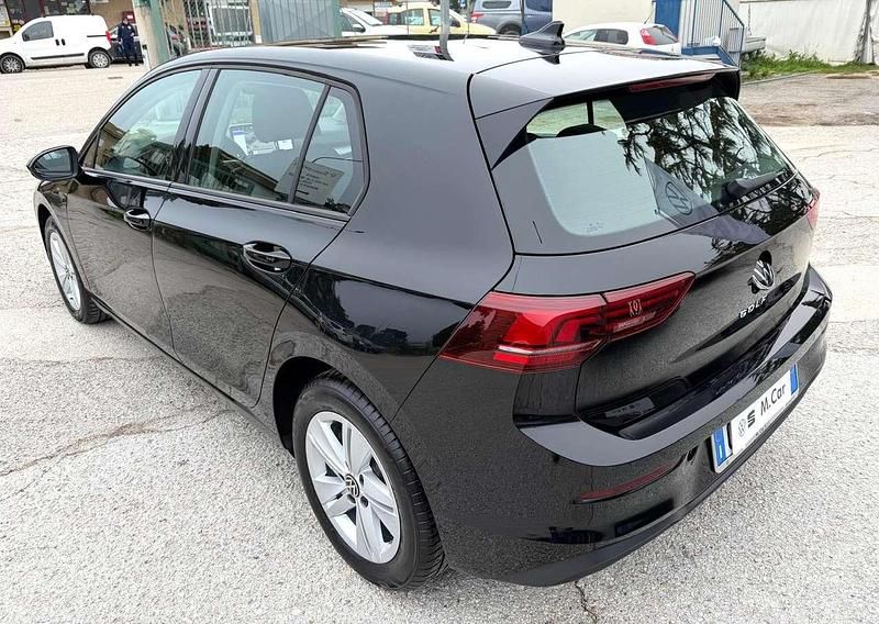 Usata VW Golf VIII Life 116 CV (85 kW) 2025 Grenadill black metallizzato Berlina