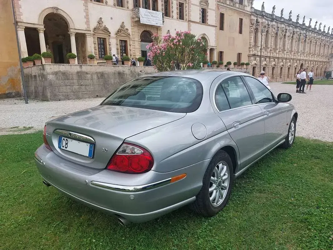 Usata Jaguar S-Type Executive 238 CV (175 kW) 2002 Argento Berlina