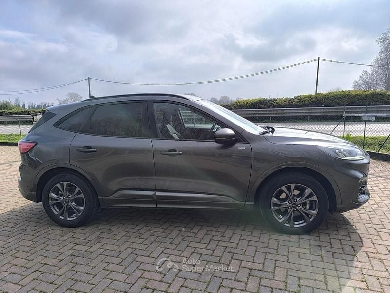 Usata Ford Kuga ST-Line 152 CV (111 kW) 2022 Grigio SUV