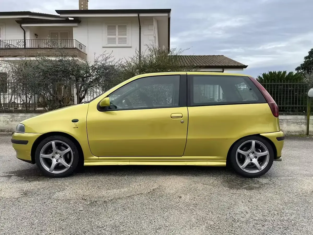 Usata Fiat Punto 133 CV (97 kW) 1994 Giallo Utilitaria