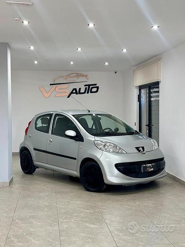 Usata Peugeot 107 68 CV (50 kW) 2005 Grigio Utilitaria