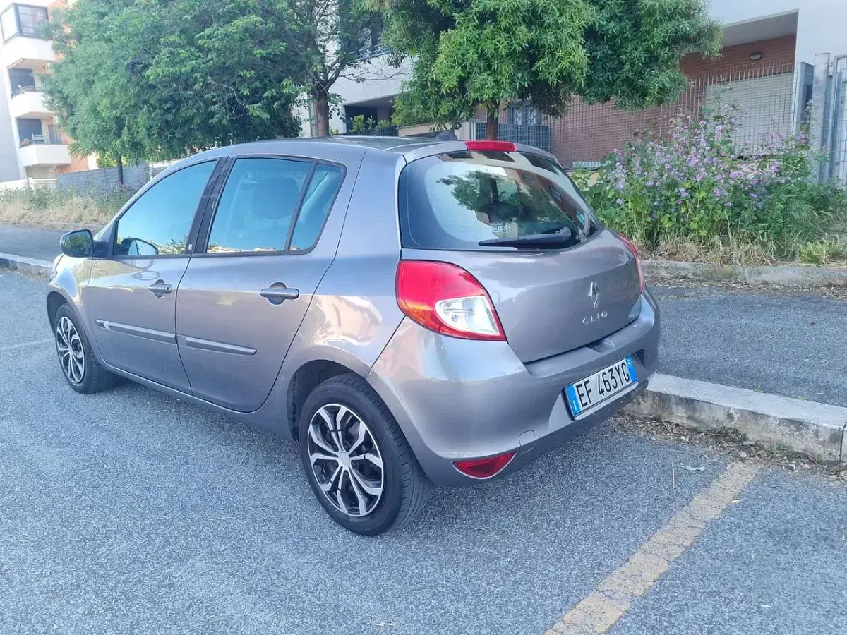 Usata Renault Clio II 75 CV (55 kW) 2010 Other Berlina