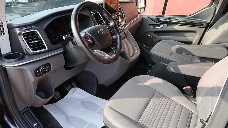 Usata Ford Tourneo Titanium 131 CV (96 kW) 2022 Grigio scuro Monovolume
