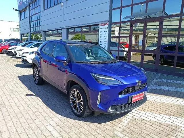 Usata Toyota Yaris Cross Lounge 92 CV (67 kW) 2024 Blu SUV
