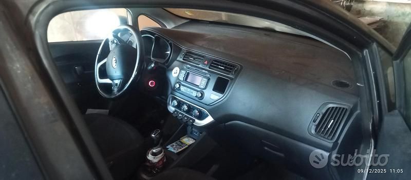 Begagnad Kia Rio 75 HK (55 kW) 2014 Grå Sedan