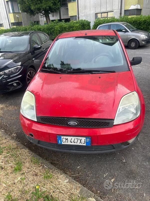 Usata Ford Fiesta 90 CV (66 kW) 2004 Rosso Utilitaria