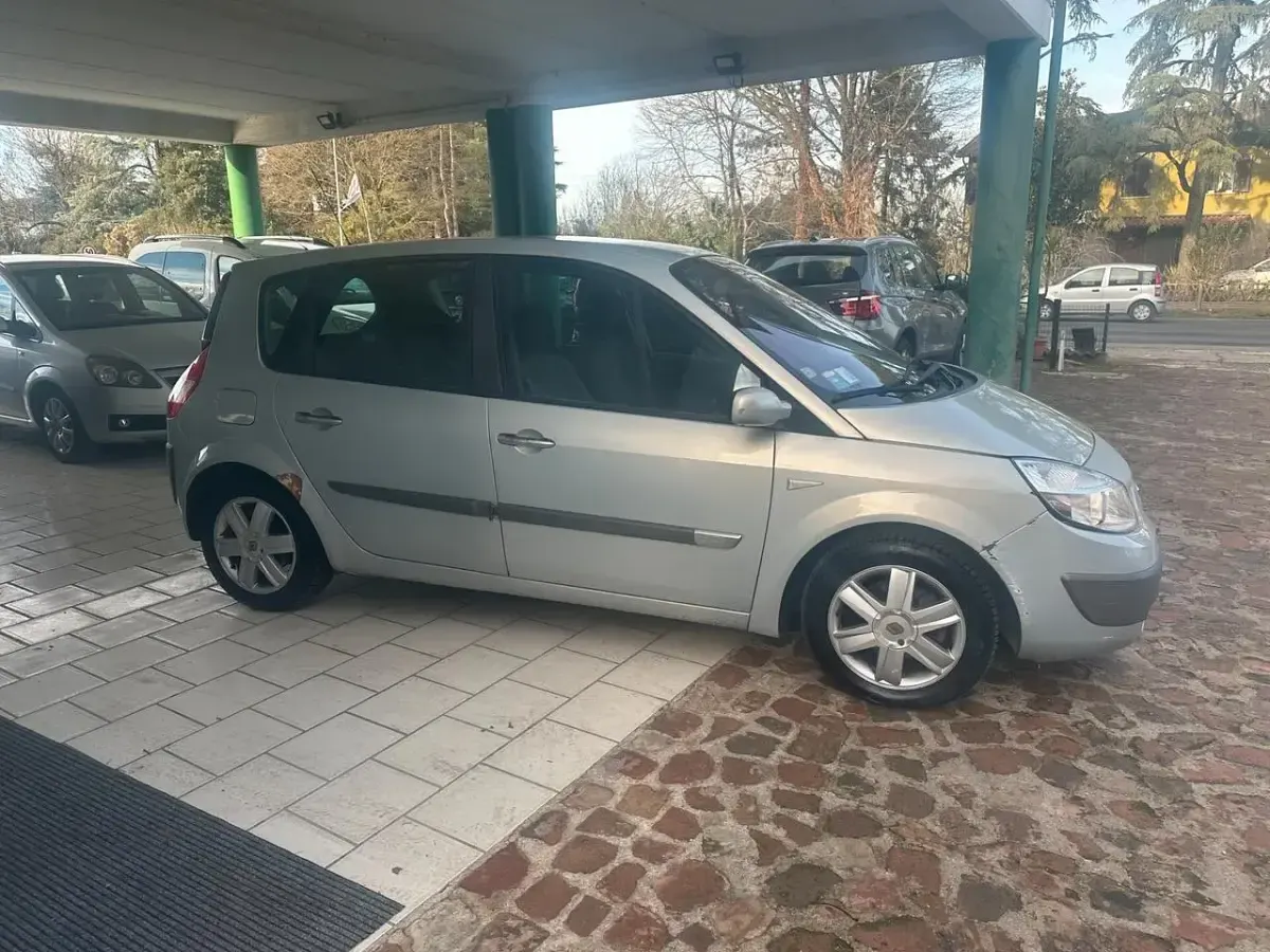 Usata Renault Scénic II 100 CV (73 kW) 2004 Argento Monovolume