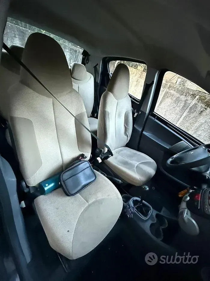 Käytetty Peugeot 107 68 HP (50 kW) 2006 Musta Viistoperä
