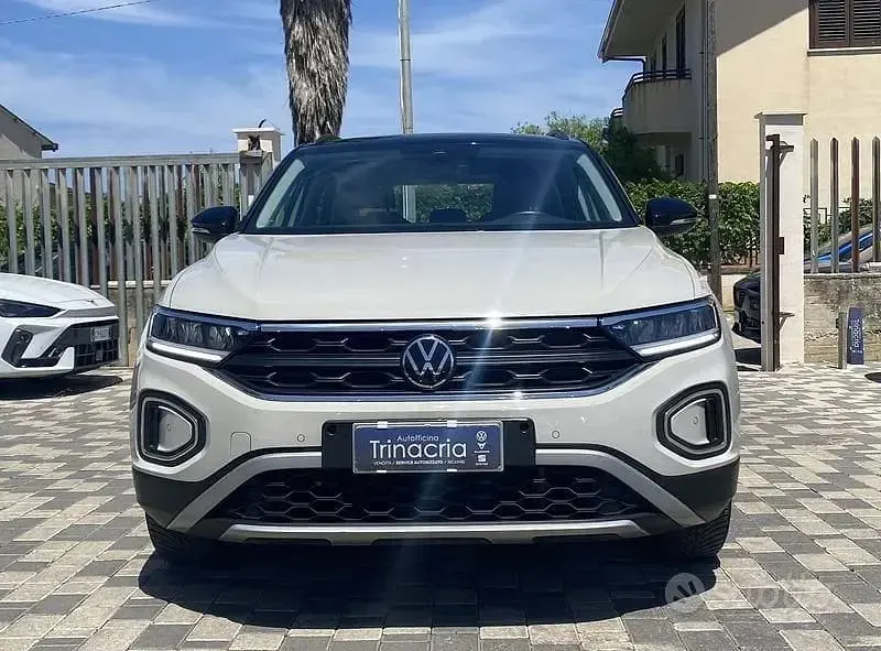 Usata VW T-Roc Life 116 CV (85 kW) 2023 Nero SUV