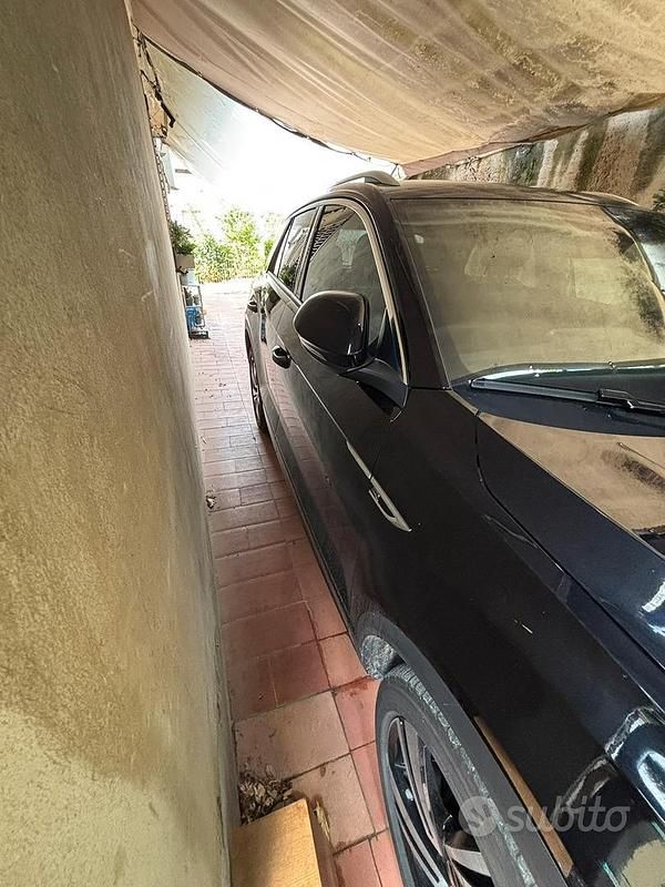 Usata VW T-Roc R-line 116 CV (85 kW) 2024 Nero SUV