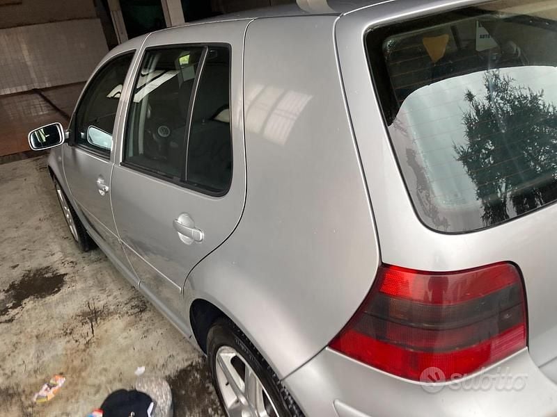 Usata VW Golf IV Highline 131 CV (96 kW) 2003 Grigio Berlina