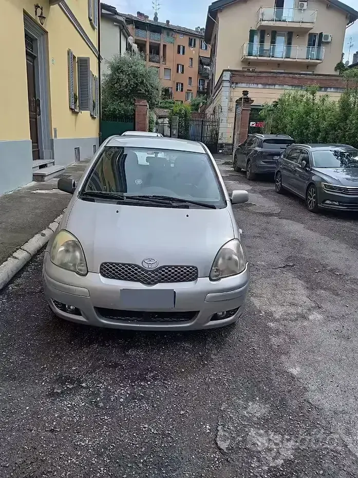 Usata Toyota Yaris 68 CV (50 kW) 2005 Grigio Utilitaria