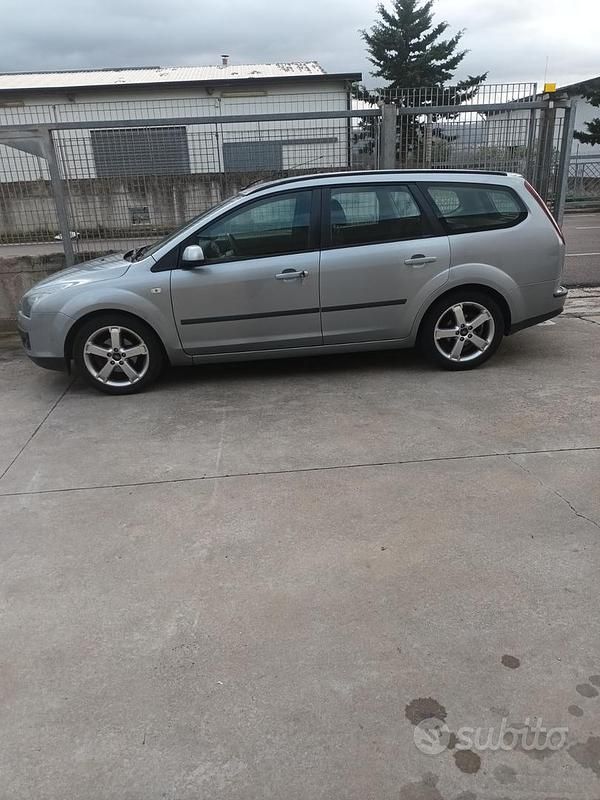 Grigio Usata 2005 Ford Focus Station wagon | 3500 € - Immagine 1/4