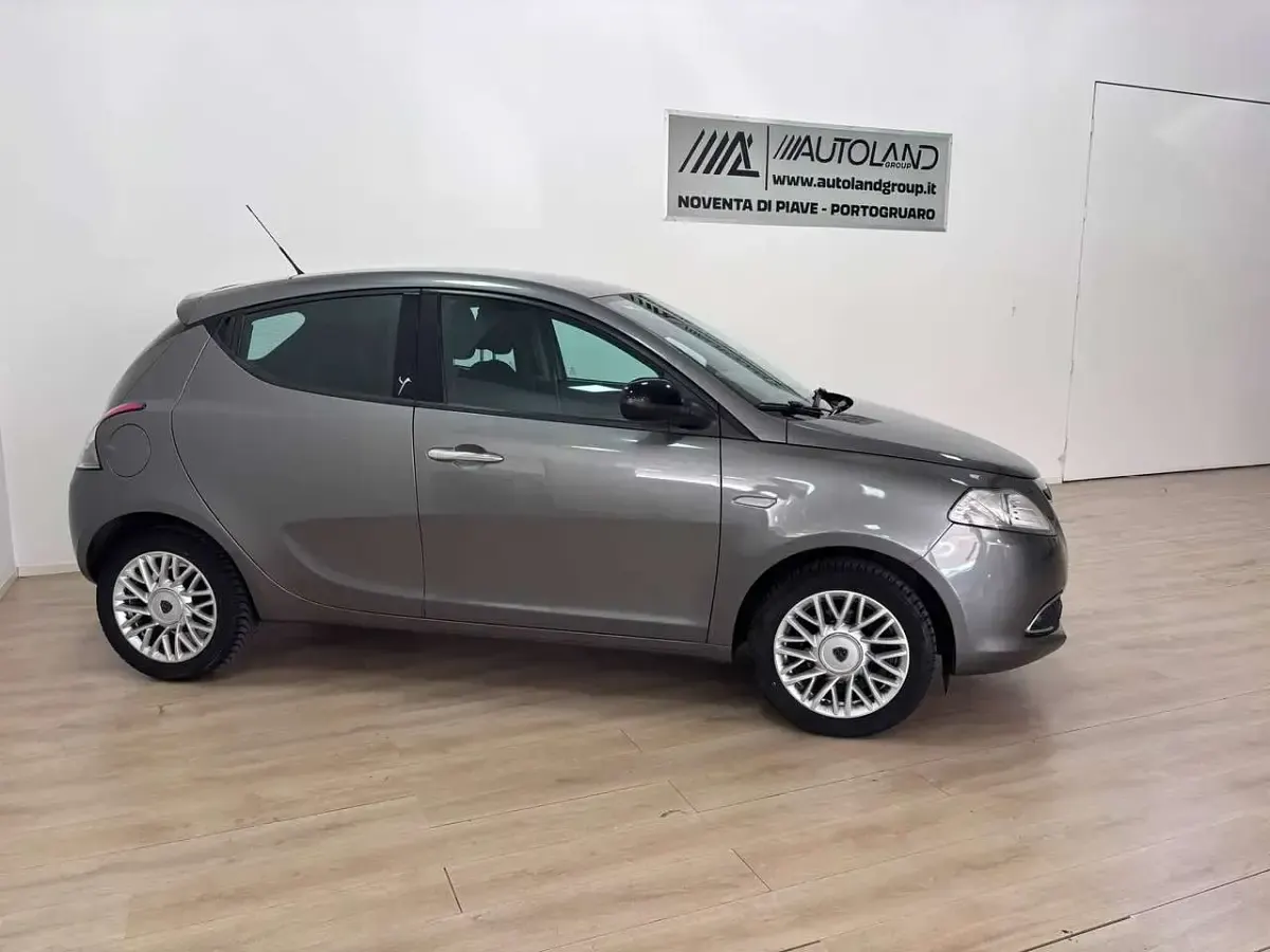 Usata Lancia Ypsilon 69 CV (50 kW) 2014 Grigio Utilitaria