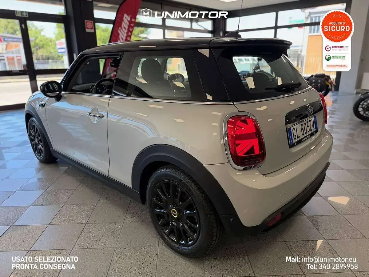 Usata Mini Cooper SE 135 kW (184 CV) 2022 White silver met. Utilitaria