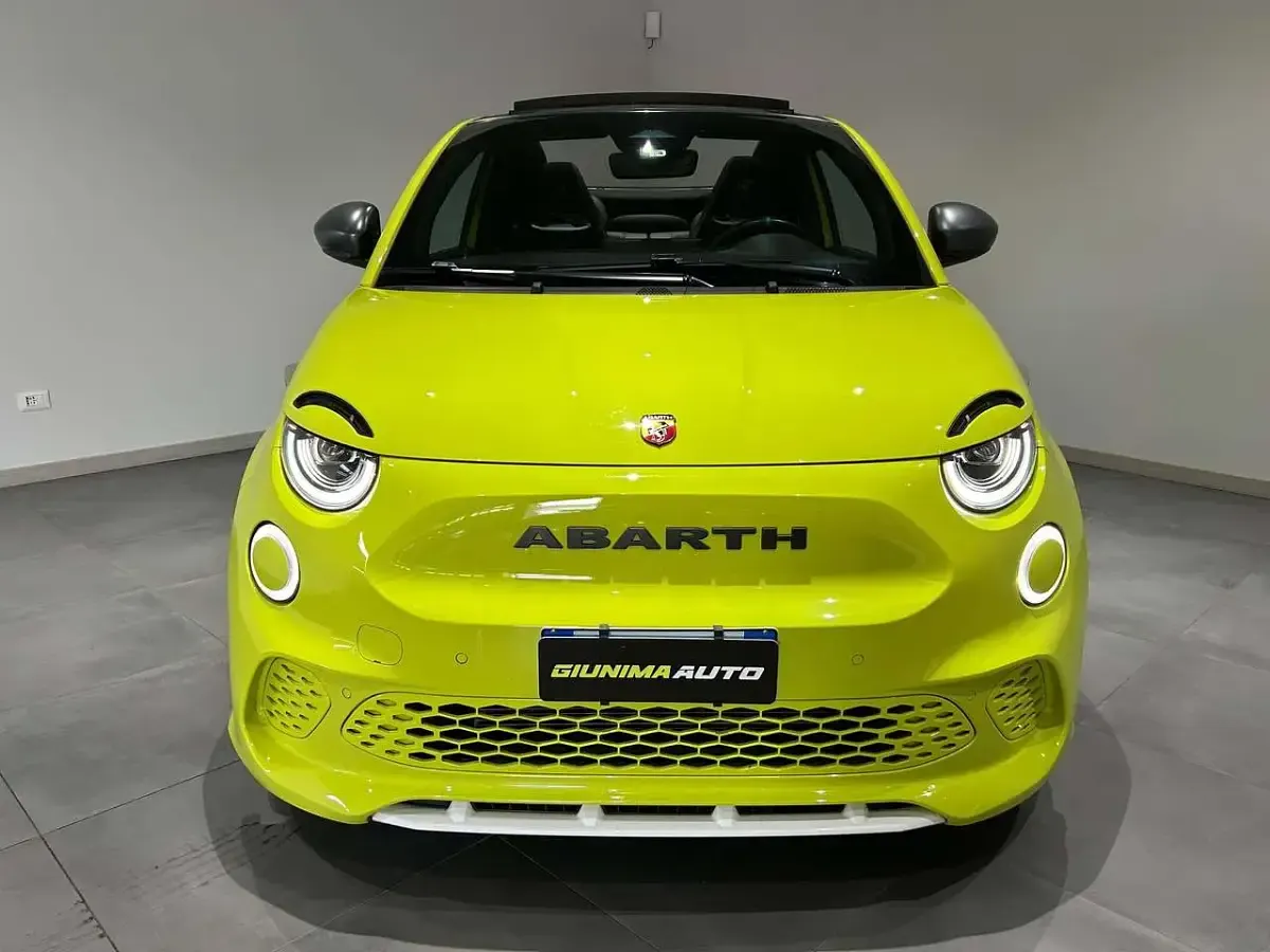 Usata Abarth 500C Scorpionissima 114 kW (155 CV) 2023 Giallo fluo Cabrio