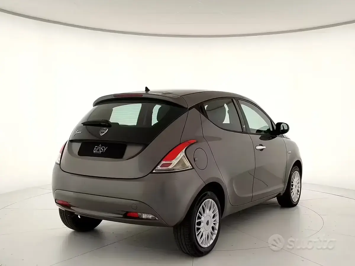 Usata Lancia Ypsilon Silver 69 CV (50 kW) 2016 Grigio Utilitaria