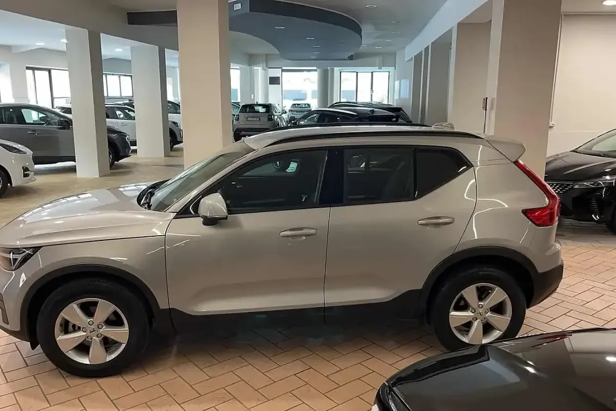 Usata Volvo XC40 129 CV (94 kW) 2023 Silver dawn met SUV