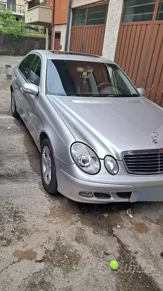 Usata Mercedes E220 150 CV (110 kW) 2004 Grigio Berlina