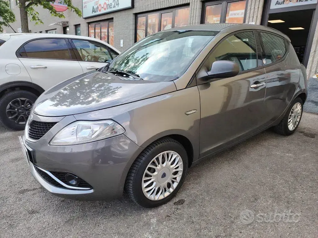 Usata Lancia Ypsilon 69 CV (50 kW) 2016 Grigio Utilitaria