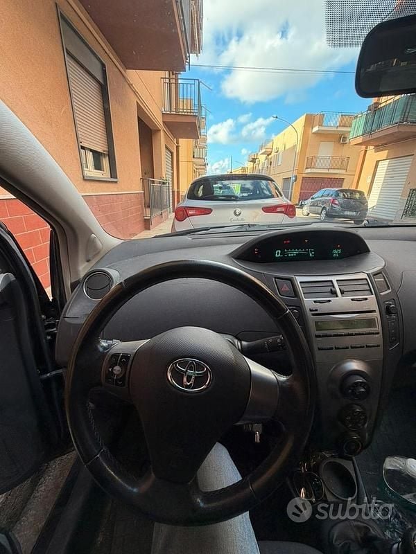 Usata Toyota Yaris 90 CV (66 kW) 2009 Nero Berlina