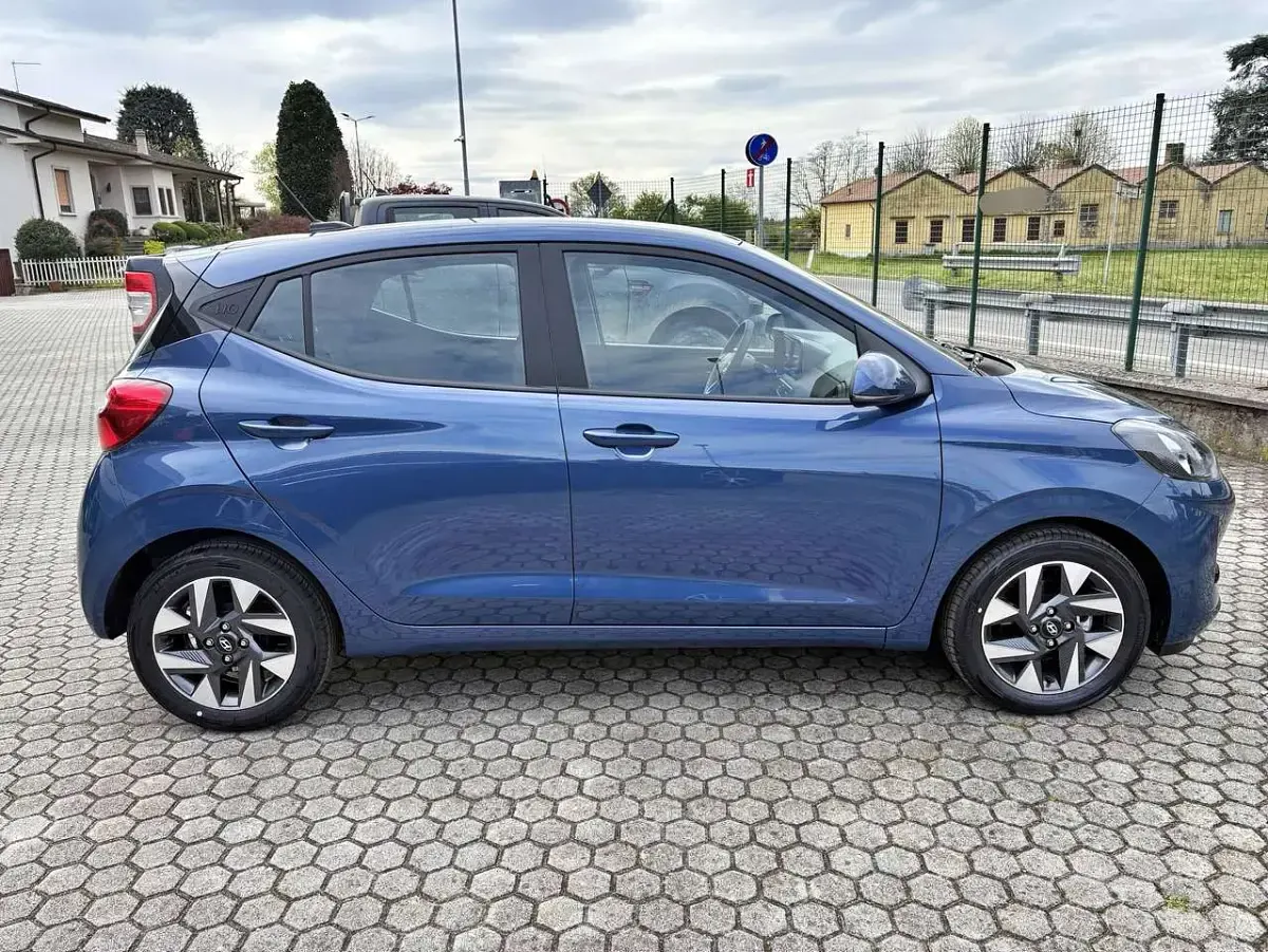 Nuova Hyundai i10 63 CV (46 kW) 2026 Vibrant blue pearl met. Utilitaria